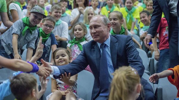 Президент России Владимир Путин общается с детьми. Архивное фото