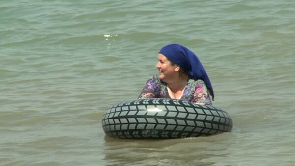 Чеченки в хиджабах купались на первом пляже для женщин в Грозном