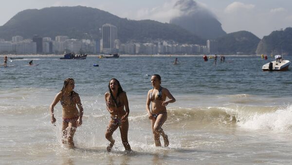 Девушки на пляже Копакабана в Рио-де-Жанейро