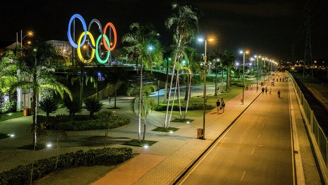 Олимпийские кольца в парке Мадурейра в Рио-де-Жанейро