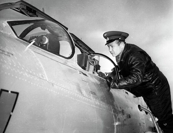 Летчик-космонавт СССР Алексей Леонов перед тренировочным полетом на самолете МИГ-21