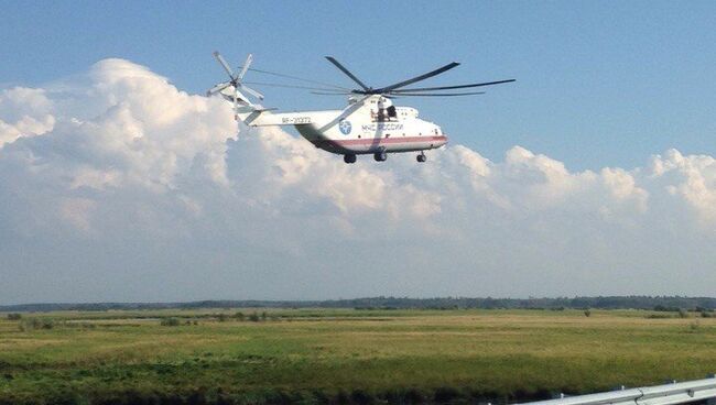 Вертолет МЧС на месте аварии на 125 километре трассы Хабаровск — Комсомольск-на-Амуре в районе озера Гасси