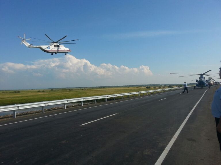 Вертолет МЧС на месте аварии на 125 километре трассы Хабаровск — Комсомольск-на-Амуре в районе озера Гасси