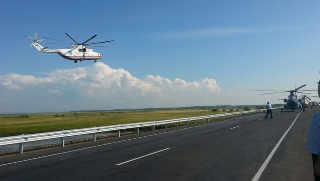 Вертолет МЧС на месте аварии на 125 километре трассы Хабаровск — Комсомольск-на-Амуре в районе озера Гасси