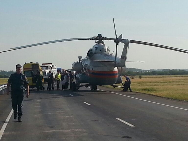 Вертолет МЧС на месте аварии на 125 километре трассы Хабаровск — Комсомольск-на-Амуре в районе озера Гасси