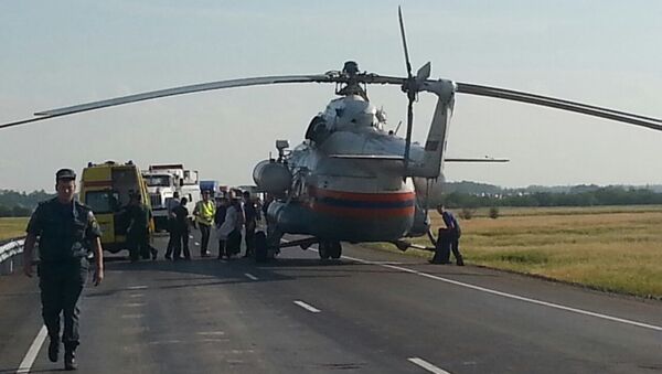 Вертолет МЧС на месте аварии на 125 километре трассы Хабаровск — Комсомольск-на-Амуре в районе озера Гасси