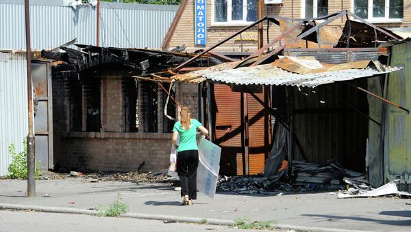 Здание, пострадавшее в результате обстрела киевскими силовиками поселка Октябрьский в Куйбышевском районе города Донецка. Август 2015