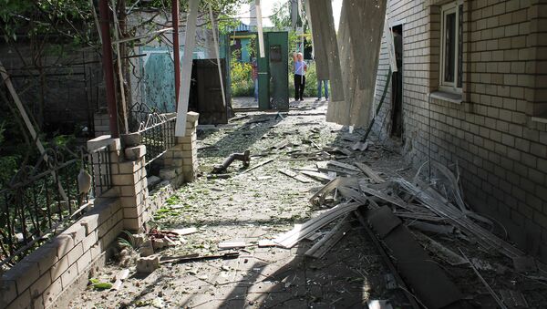 Частный дом, пострадавший в результате обстрела киевскими силовиками поселка Октябрьский в Куйбышевском районе города Донецка