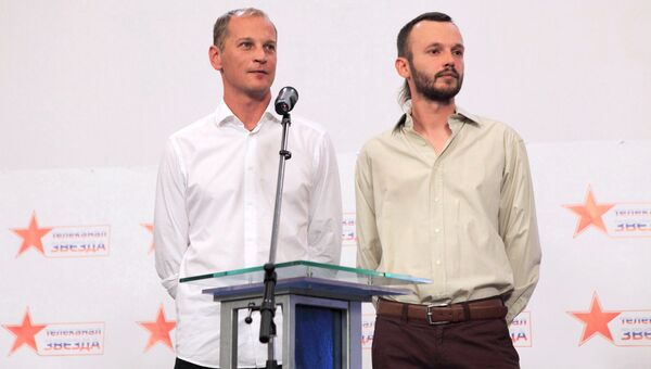 Освобожденные журналисты телеканала Звезда Андрей Сушенков и Антон Малышев