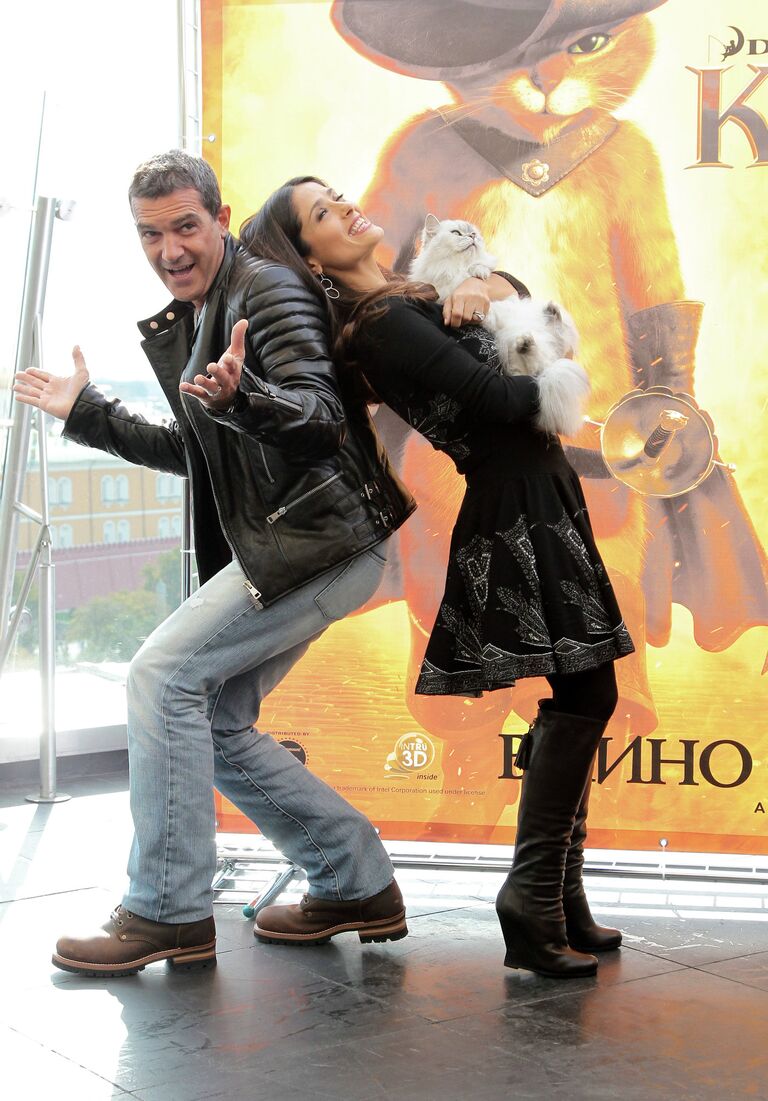 Актеры Сальма Хаек и Антонио Бандерас в отеле Ритц-Карлтон на фотоколле перед премьерой мультфильма Кот в сапогах 3D