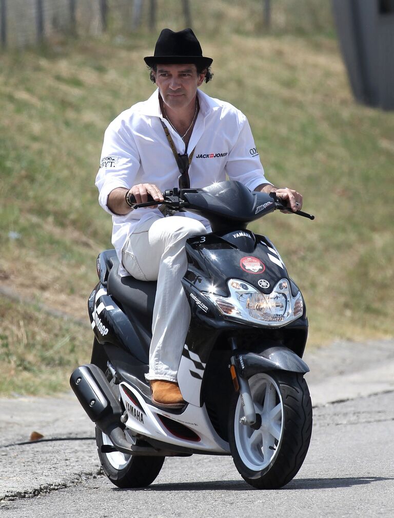 Актер Антонио Бандерас едет скутере на гонке Гран-при Каталонии в Монтмело