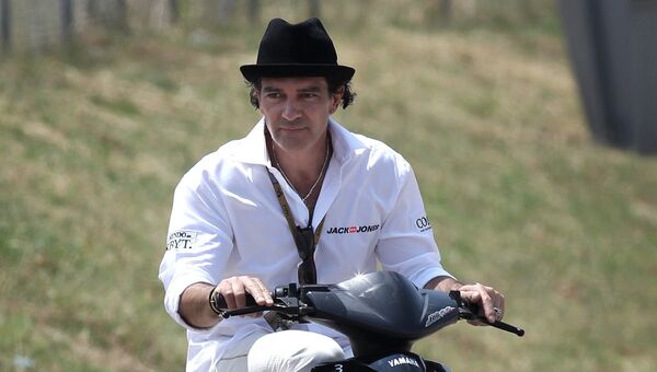 Актер Антонио Бандерас едет скутере на гонке Гран-при Каталонии в Монтмело