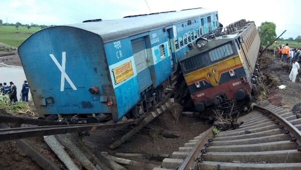 Пассажирский поезд сошел с рельсов в штате Мадхья-Прадеш, Индия