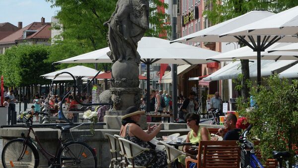 Посетители уличного кафе на Максимилианштрассе в городе Байройте в Германии. Архивное фото
