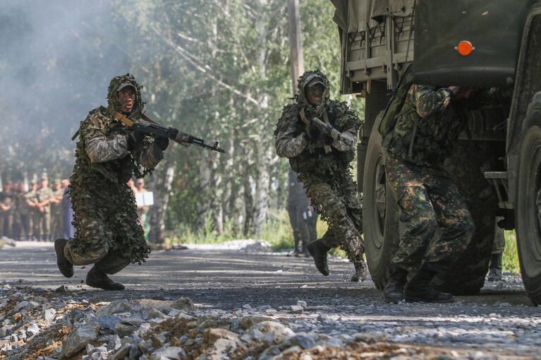 Российские военнослужашие во время конкурса Отличники войсковой разведки в Новосибирске