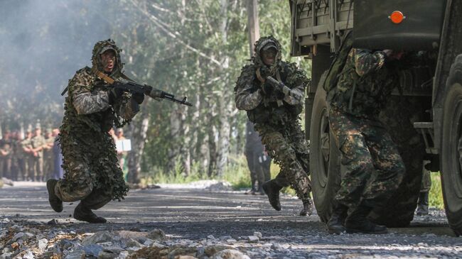 Российские военнослужашие во время конкурса Отличники войсковой разведки в Новосибирске. Архивное фото