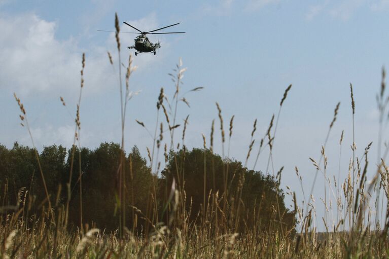 Вертолет Ми-8 во время конкурса Отличники войсковой разведки в Новосибирске