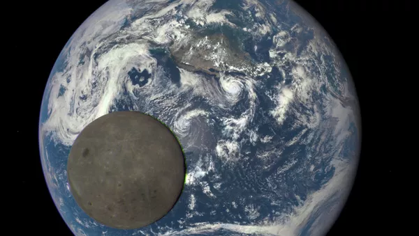Уникальные снимки Луны на фоне Земли опубликовала НАСА
