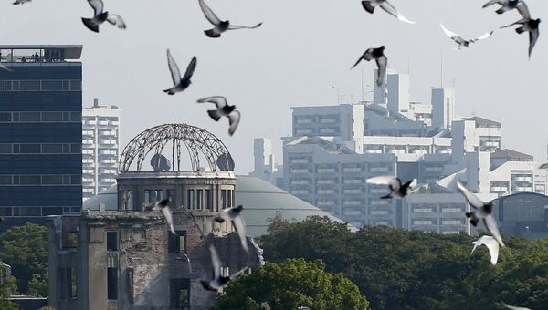 Голуби над единственным уцелевшим в Хиросиме здании после ядерной бомбардировки