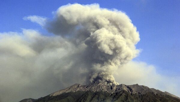 Извержение вулкана Раунг на острове Бали