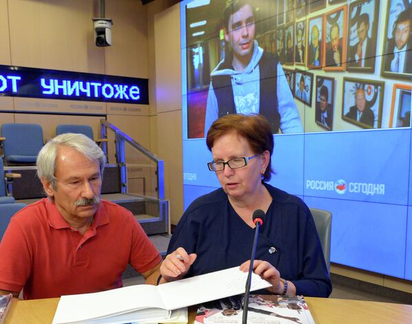 Вера Стенина и Александр Земляниченко на пресс-конференции, приуроченной к годовщине со дня смерти Андрея Стенина