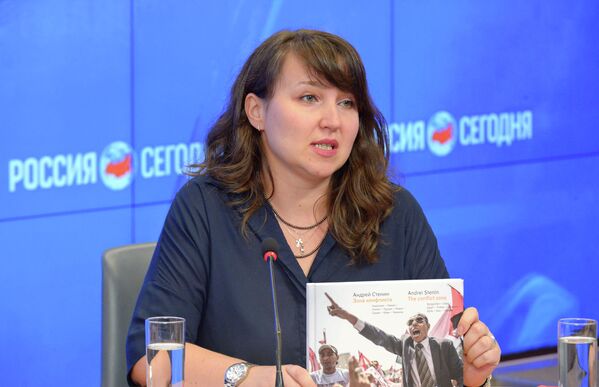 Оксана Олейник на пресс-конференции, приуроченной к годовщине со дня смерти Андрея Стенина