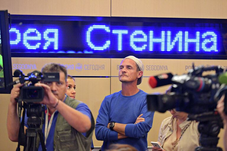 Фотокорреспондент МИА Россия сегодня Илья Питалев на пресс-конференции, приуроченной к годовщине со дня смерти Андрея Стенина