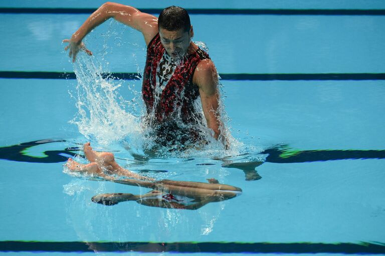 Абэ Ацуси и Юми Адати (Япония) выступают на чемпионате мира FINA 2015