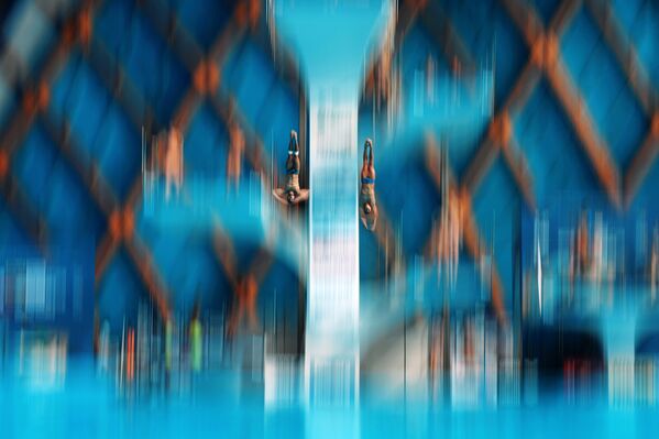Спортсмены на разминке перед соревнованиями по синхронным прыжкам в воду с вышки 10 м среди мужчин на FINA 2015