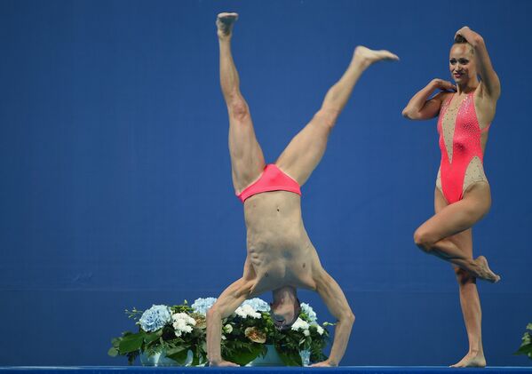 Кристина Джонс и Билл Мэй выступают на чемпионате мира FINA 2015