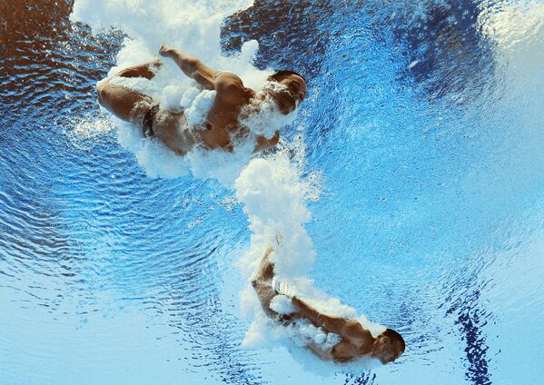Илья Кваша и Александр Горшковозов (Украина) в соревнованиях предварительного раунда по синхронным прыжкам в воду с трамплина 3 м среди мужчин на FINA 2015