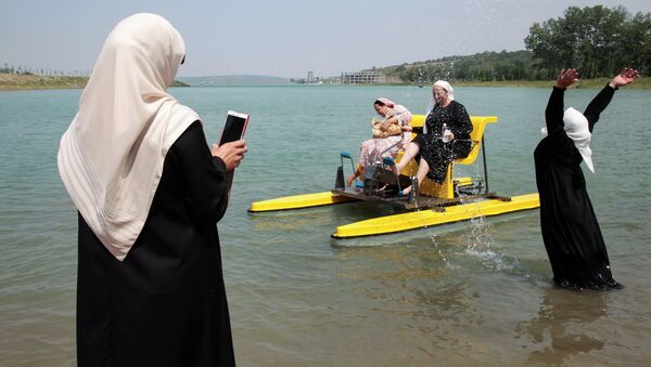 Первый в Чечне женский пляж на берегу Грозненского моря