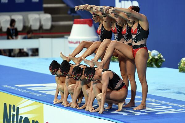 Спортсменки сборной Бразилии выступают в финале технической программы групповых соревнований по синхронному плаванию на FINA 2015