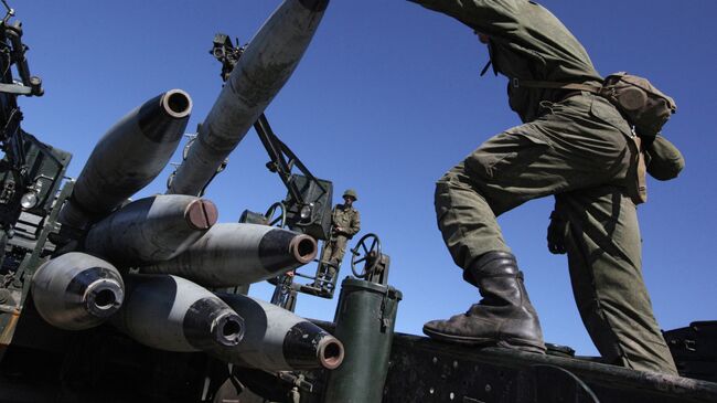 Военнослужащие во время погрузки учебных снарядов на учениях артиллерийских подразделений. Архивное фото