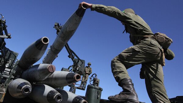 Военнослужащие во время погрузки учебных снарядов на учениях артиллерийских подразделений