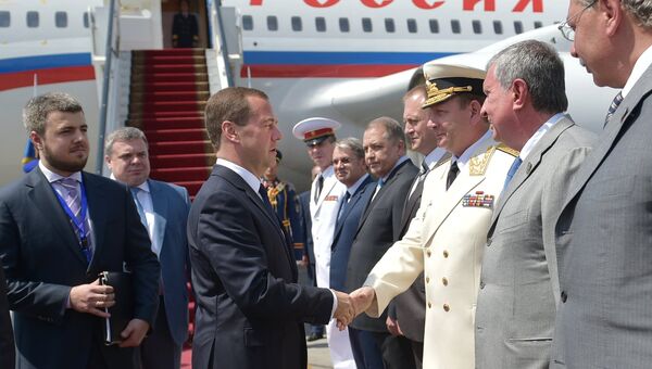 Председатель правительства России Дмитрий Медведев на церемонии встречи в аэропорту Каира