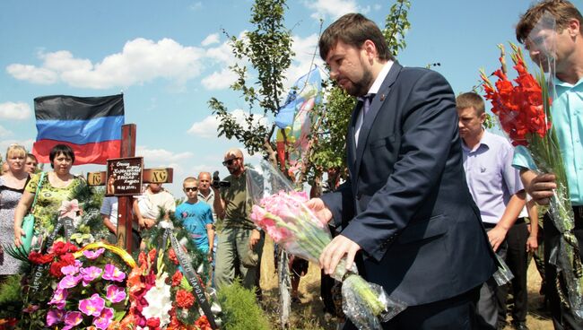 Заместитель председателя Народного Совета Донецкой Народной Республики Денис Пушилин на траурной церемонии в поселке Никифорово города Снежное в честь фотокорреспондента МИА Россия сегодня Андрея Стенина