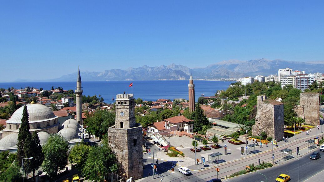 Власти Антальи заявили, что не получали жалоб об опасной бактерии в море