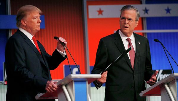 Кандидаты  президенты США от Республиканской партии Дональд Трамп (слева) и Джеб Буш на предвыборных дебатах