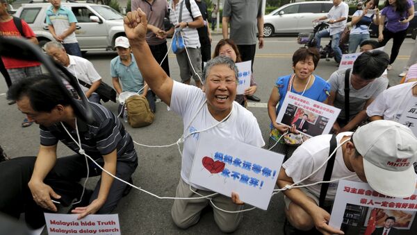Родственники пропавшего лайнера у посольства Малайзии в Пекине с требованием отправить их на остров Реюньон