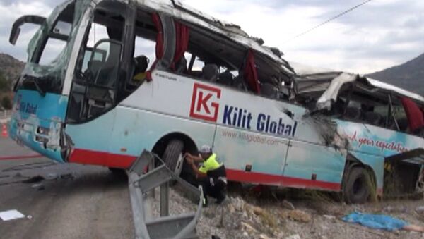 Автобус с туристами попал в крупное ДТП в Турции. Кадры с места аварии