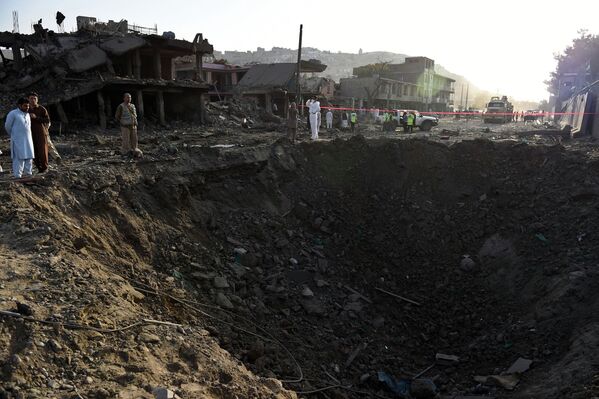 Воронка от мощного взрыва в Кабуле