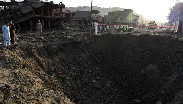 Воронка от мощного взрыва в Кабуле. 7 августа 2015