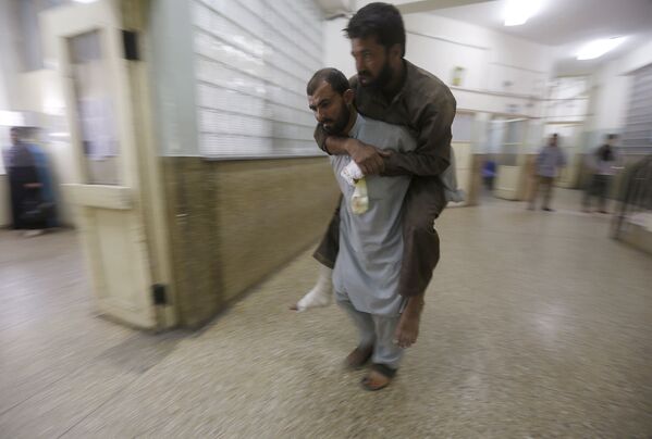 Раненый в результате взрыва в Кабуле афганец в больнице