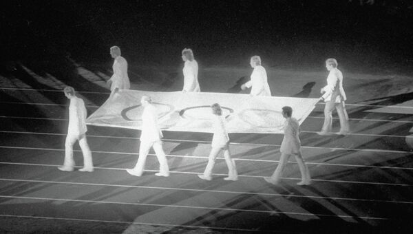 Флаг XX Олимпиады покидает Олимпийский стадион Мюнхена
