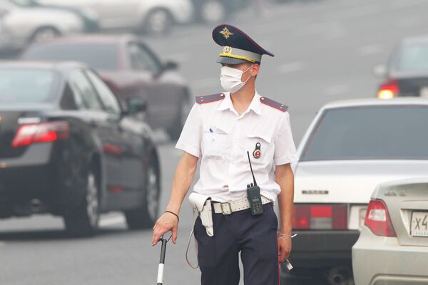 Сотрудник ДПС в маске на одной из улиц Москвы во время смога