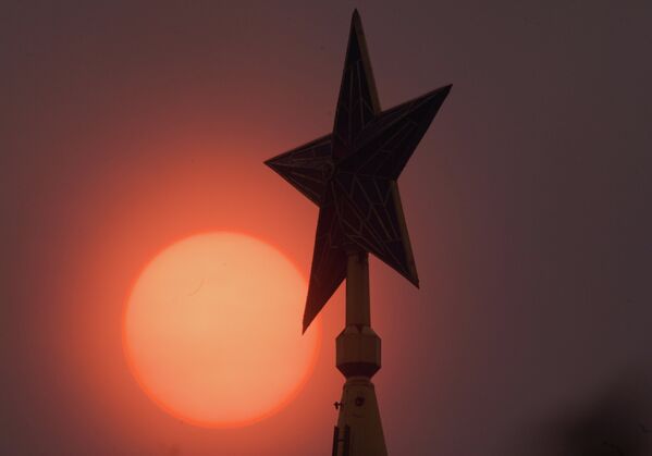 Звезда на Спасской башне Кремля во время смога в Москве