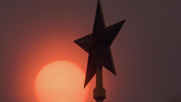 Звезда на Спасской башне Кремля во время смога в Москве. Архивное фото