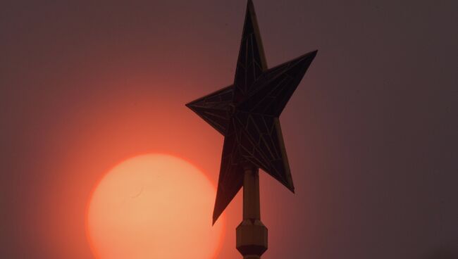 Звезда на Спасской башне Кремля во время смога в Москве. Архивное фото