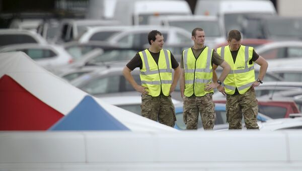 Военные и спасатели на месте авиакатастрофы в аэропорту Блэкбуш в графстве Хэмпшир на юге Англии